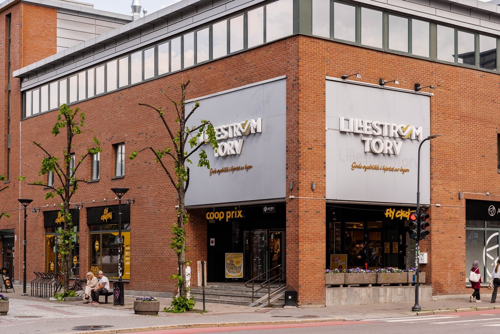 Lillestrøm Torv med et bredt utvalg butikker og servicetilbud ligger kun tre minutters gange unna. Galleribilde