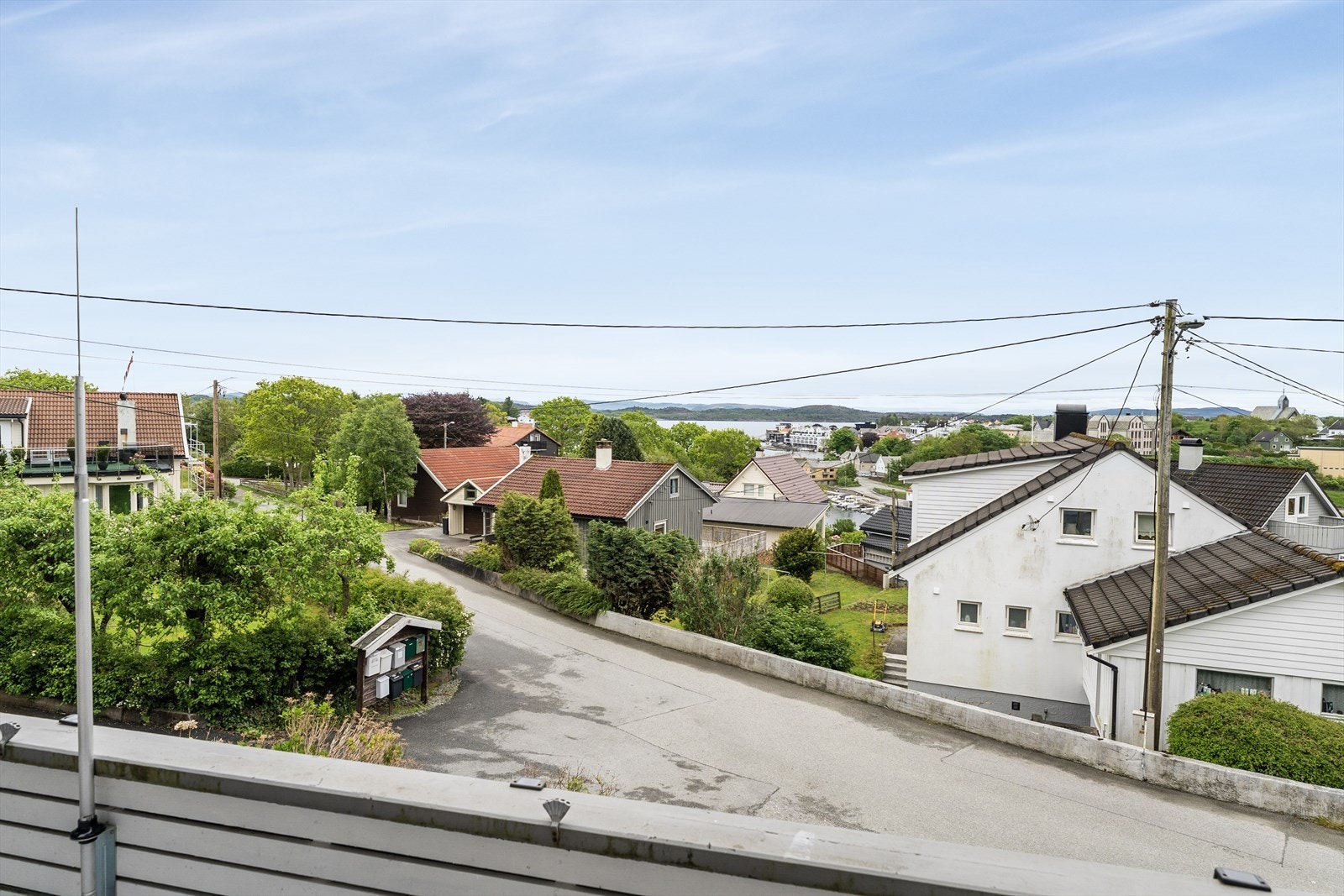 Boligen ligger høyt og fritt til med utsyn over omkringliggende bebyggelse. Galleribilde