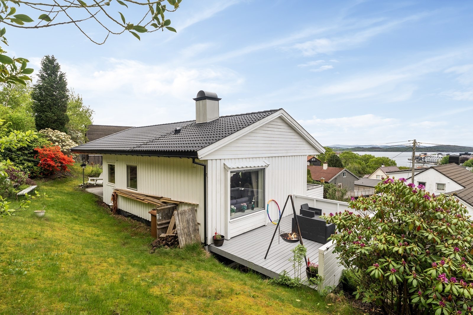Eiendommen har flere uteplasser som gir gode muligheter for å nyte solen gjennom dagen. Galleribilde