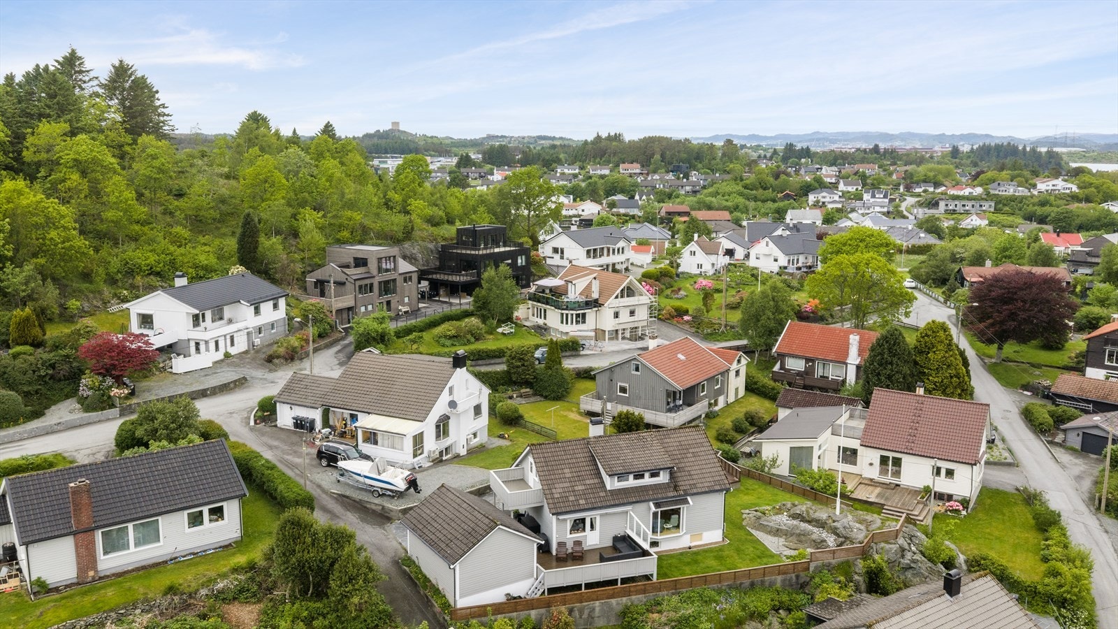 Området er rolig og familievennlig, samtidig som det er kort avstand til det meste av daglige servicetilbud. Galleribilde