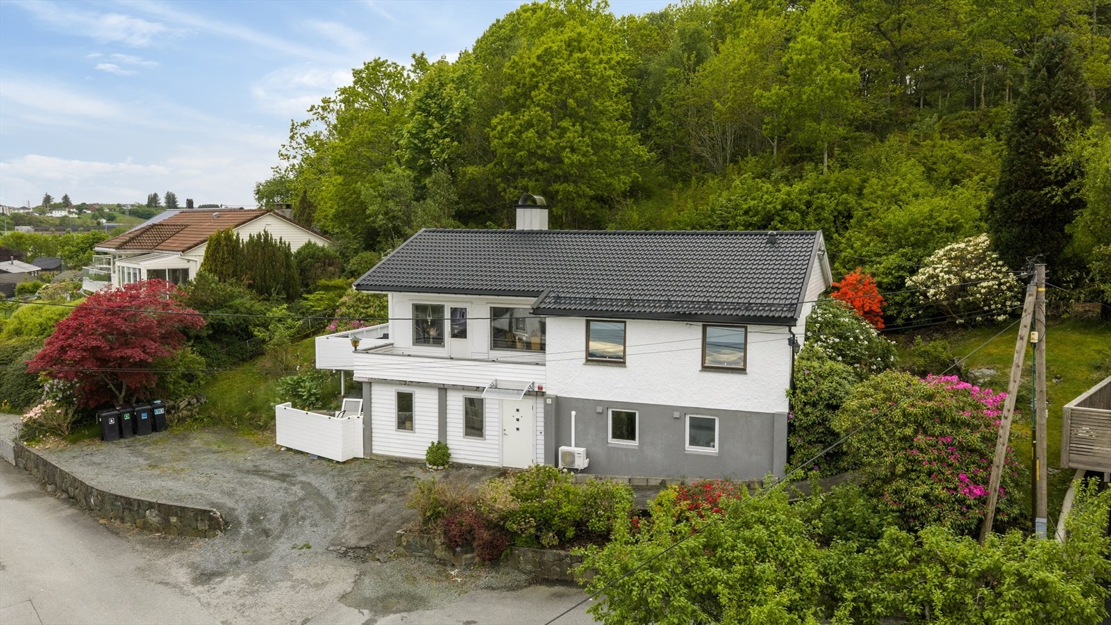 Valbergåsen 7 er en innholdsrik eiendom med hoveddel og separat utleiedel. Galleribilde