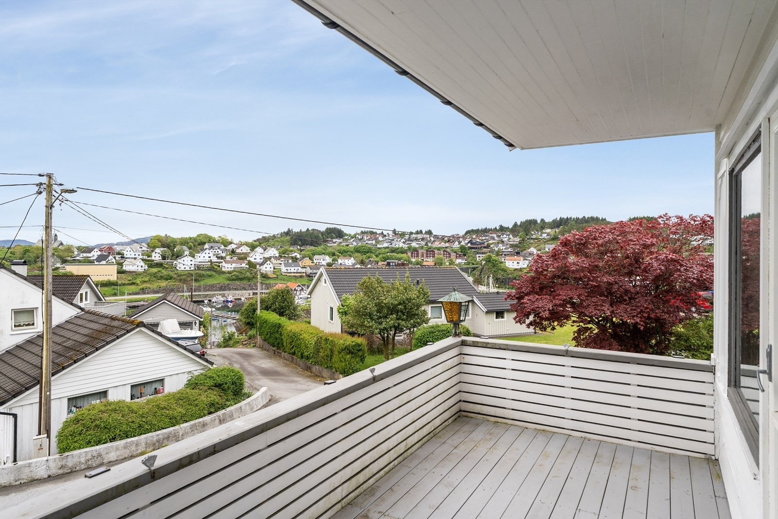 Terrasse med flott utsikt over nærområdet og gode solforhold. Galleribilde