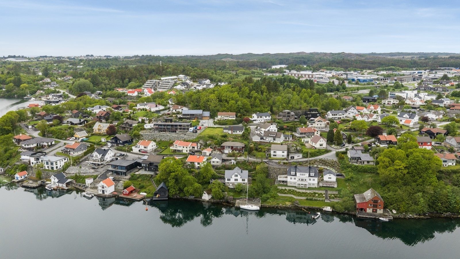 Nærområdet byr også på gode tur- og rekreasjonsmuligheter med flere flotte turområder i nærheten. Her bor man i hyggelige omgivelser med en fin kombinasjon av sentral beliggenhet, gode solforhold og flott utsikt. Galleribilde