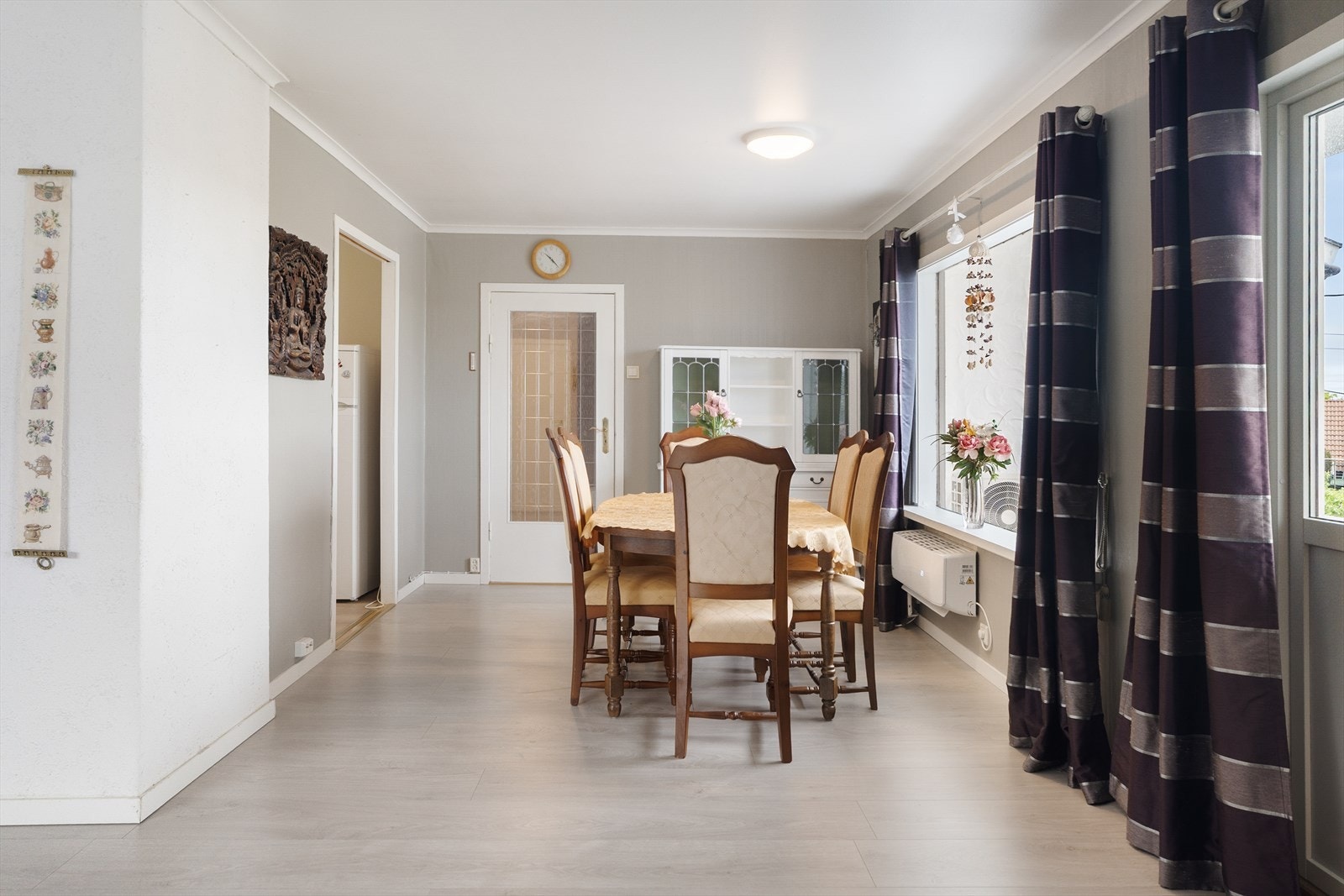 Stuen har en god planløsning med plass til både sofagruppe og spisebord, og fremstår som et hyggelig oppholdsrom med flere møbleringsmuligheter. Galleribilde
