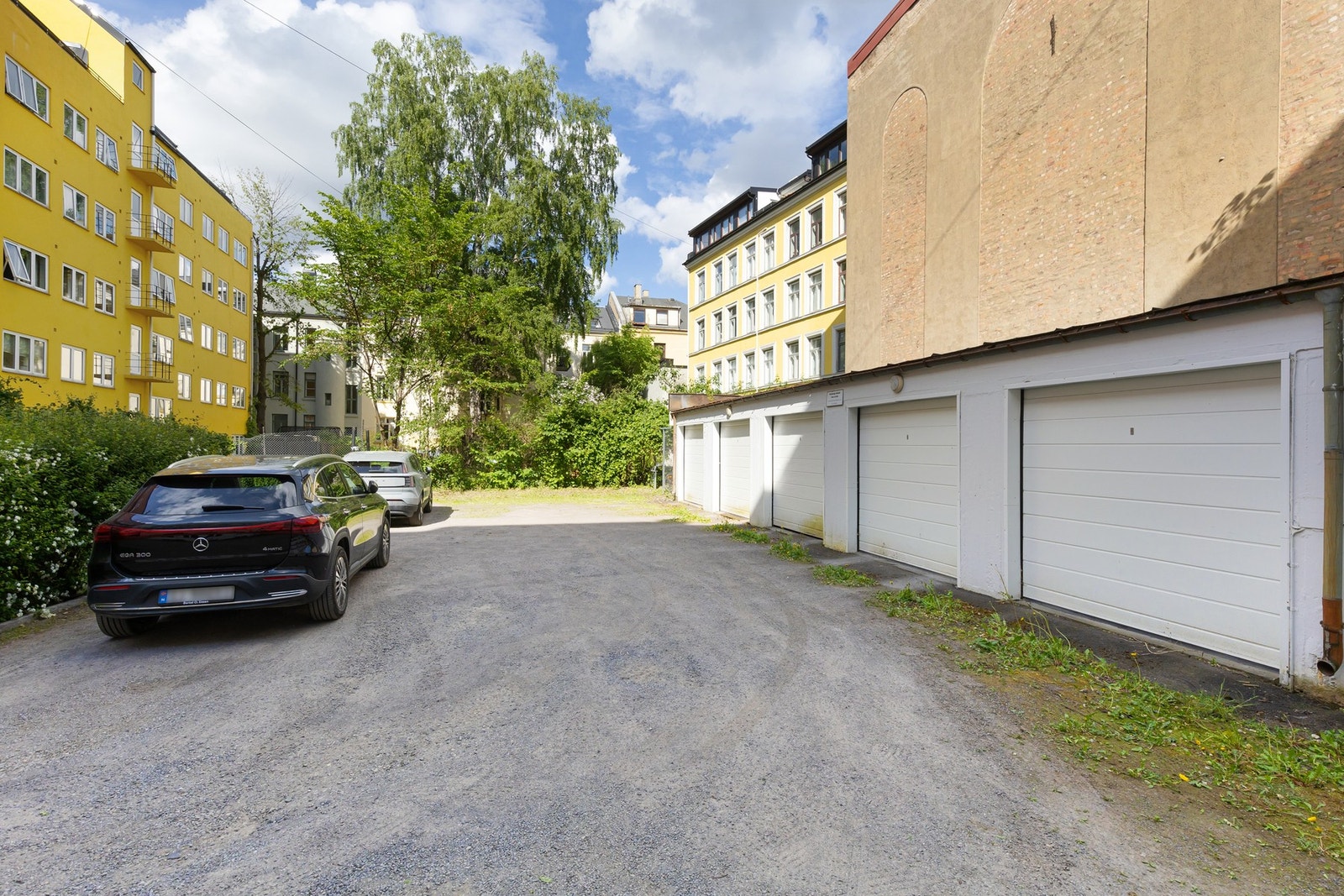 Det er parkeringsplasser i bakgården som eies av Park Nordic AS. Pris for parkering er 1150,-/mnd. eks. mva. Galleribilde