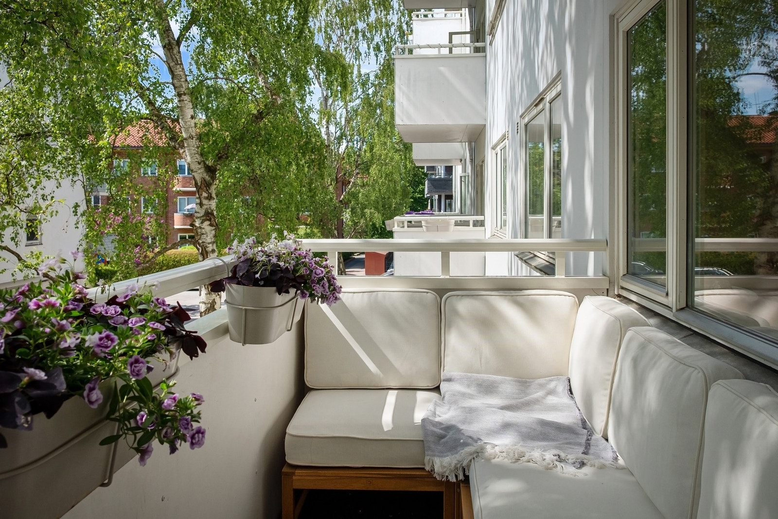 Balkongen har terrassebord som dekke, platekledd brystning og er delvis overbygget, noe som gir gode bruksmuligheter gjennom store deler av året. Galleribilde