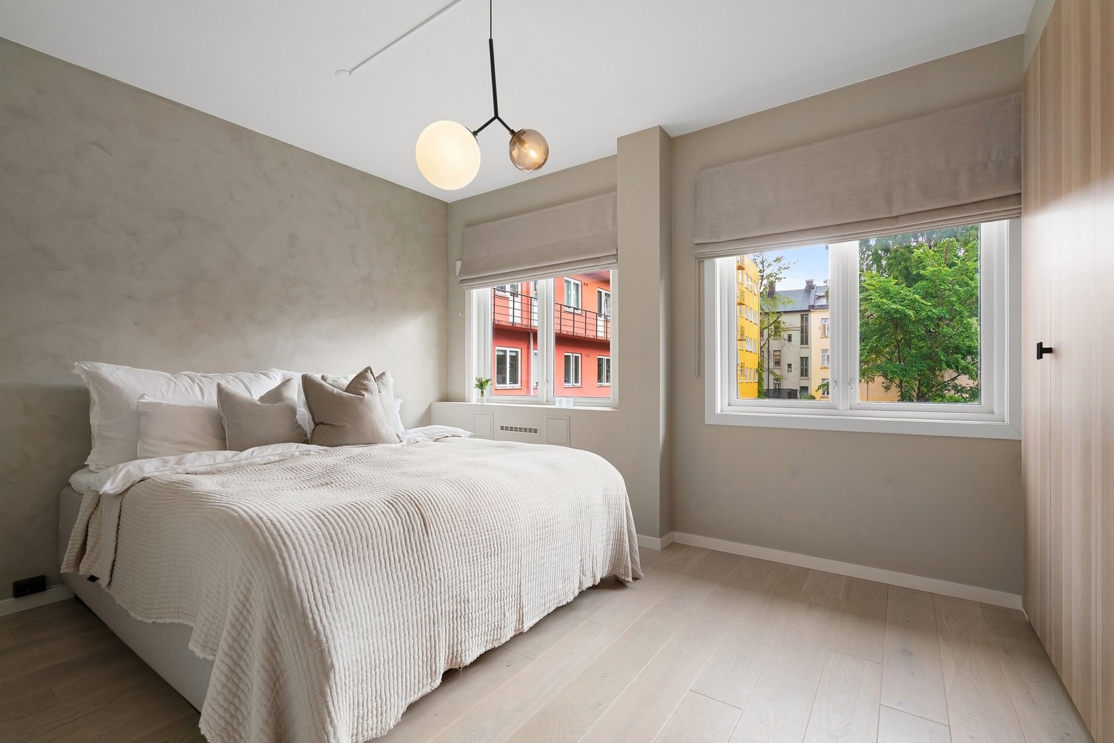 Hovedsoverommet er lyst og romslig, med god plass til dobbeltseng og tilhørende nattbord. Galleribilde