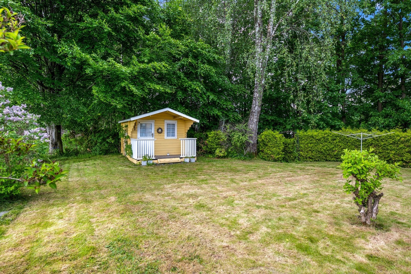 I hagen står et anneks på 7 m² som gir ekstra lagringsplass. Galleribilde