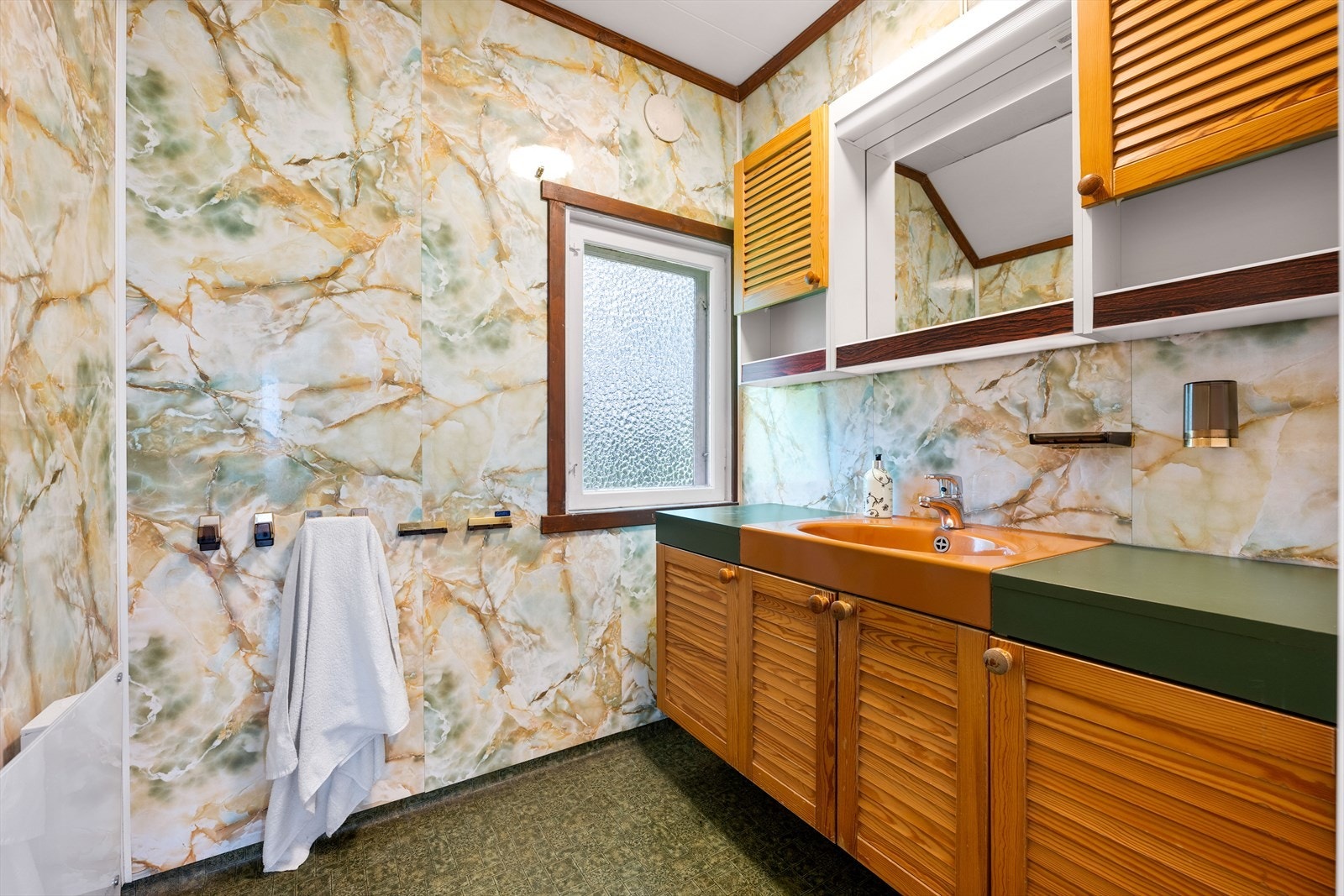 Badet er av eldre standard og har moderniseringsbehov. Galleribilde