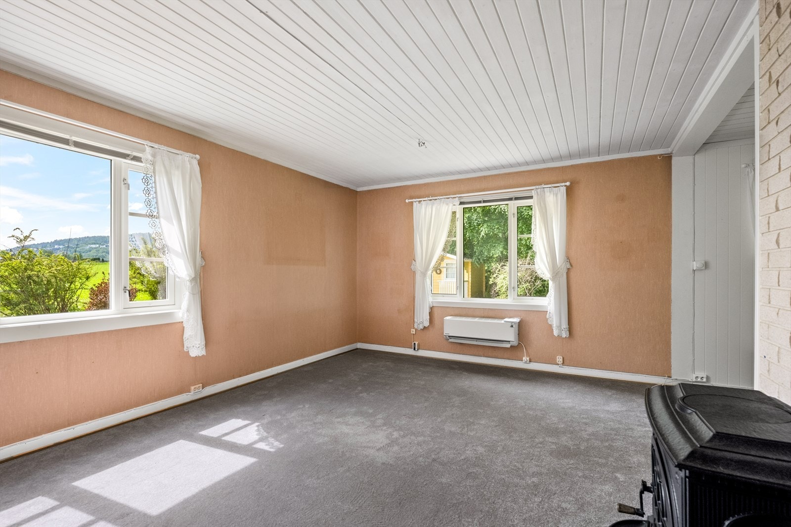 Heldekkende teppe på gulvet i stuen. Galleribilde