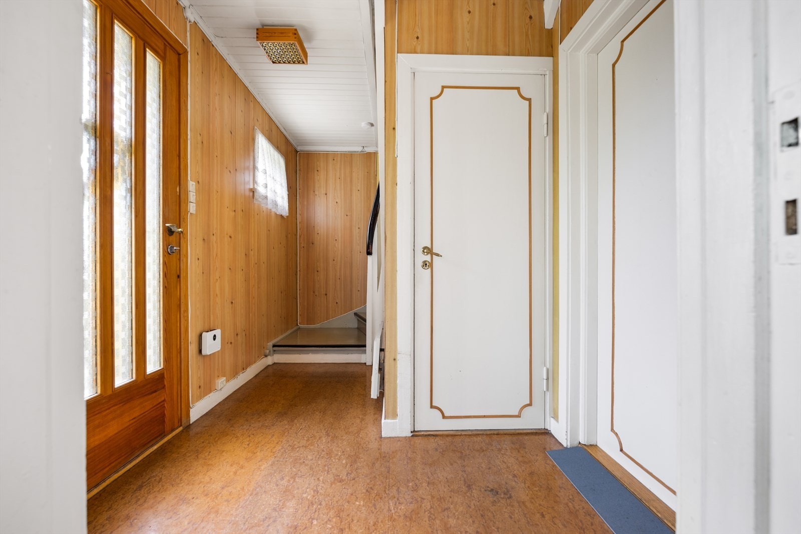 Fra entréen er det adkomst til stuen og en malt tretrapp til andre etasje. Galleribilde