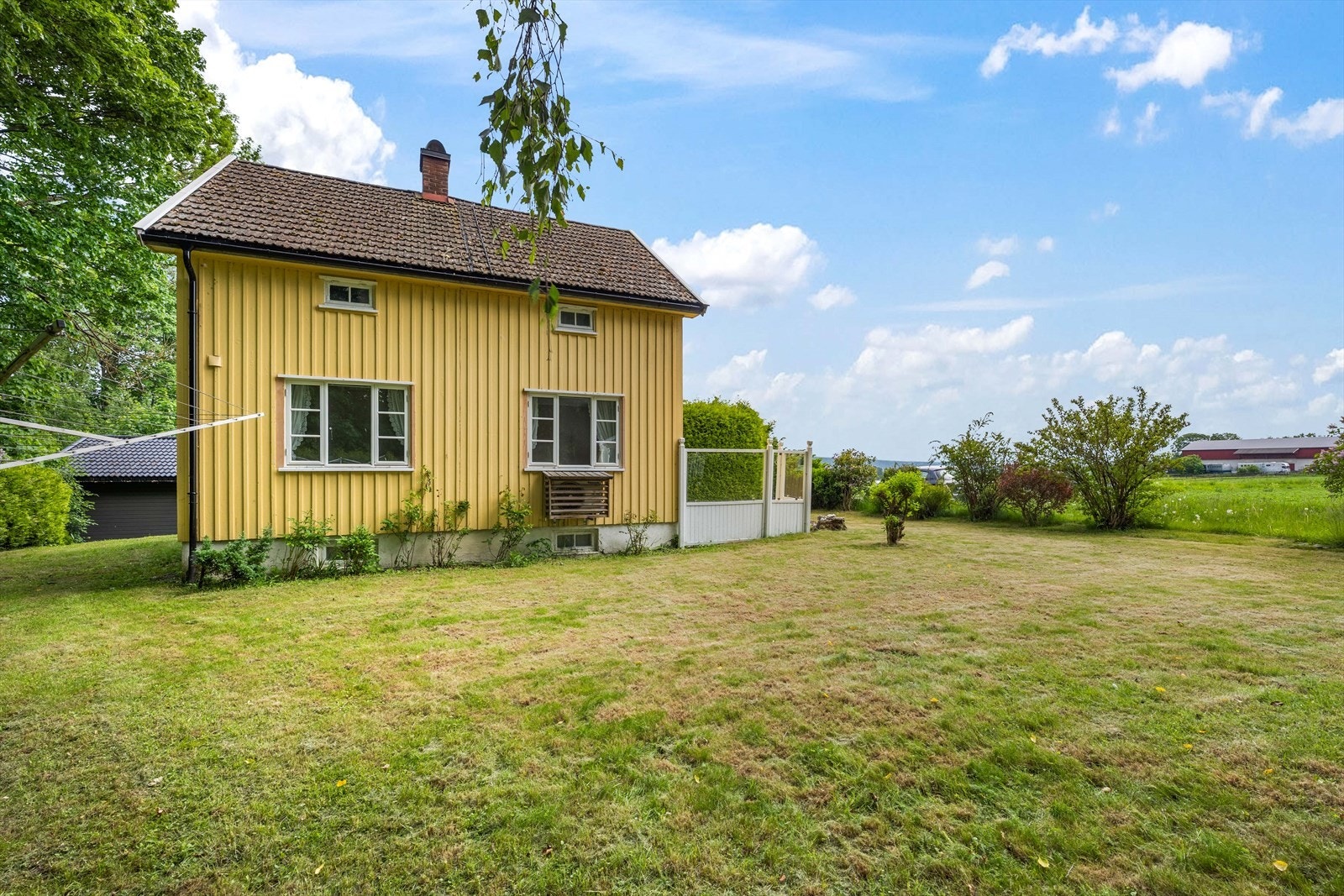 Huset har tak tekket med tegltakstein. Galleribilde