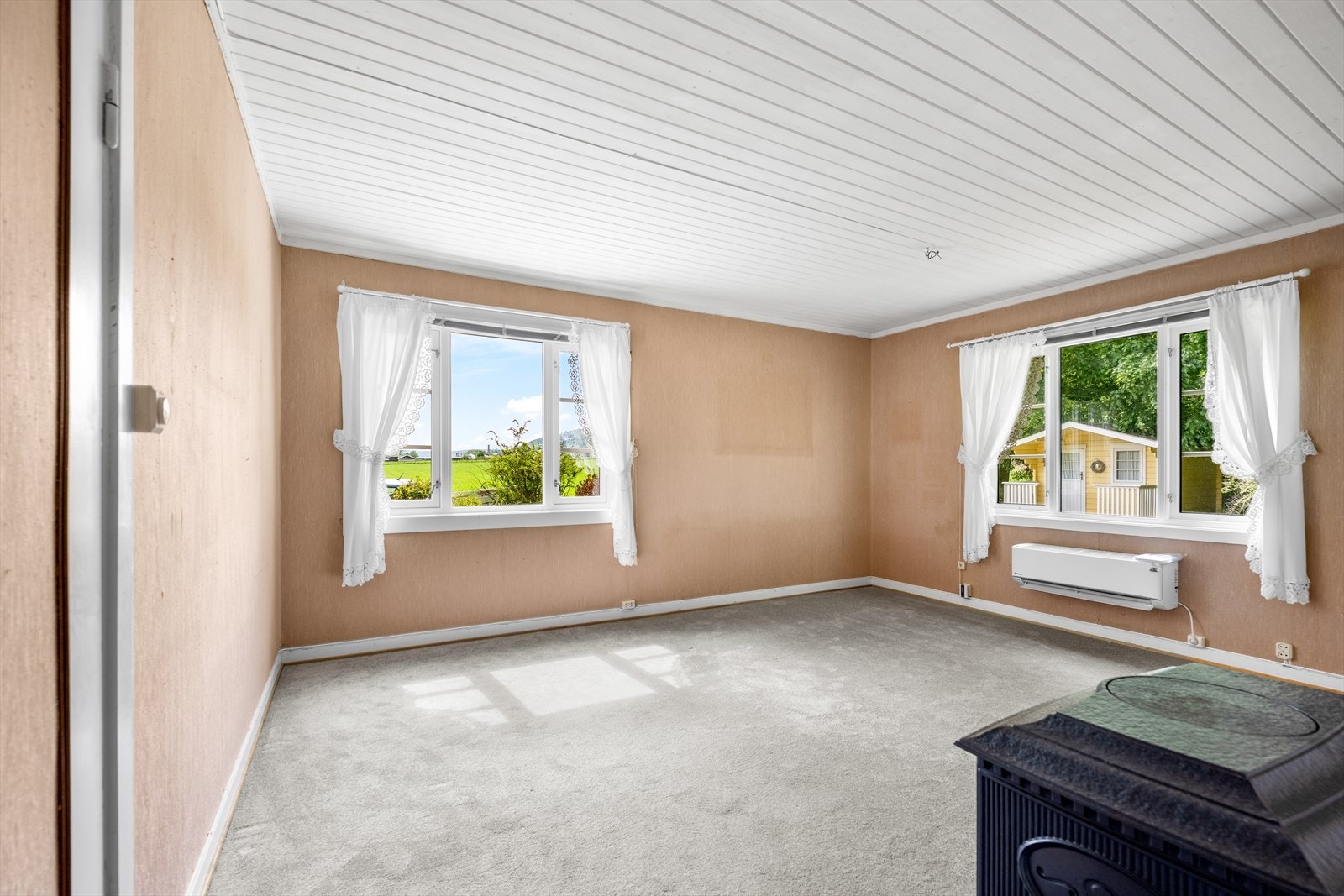 Stuen har god plass til både sofagruppe og en egen spisedel. Galleribilde