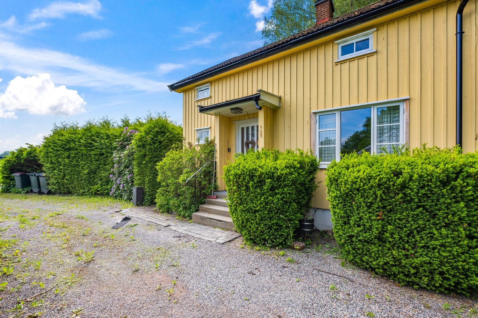 Støpt trapp opp til hovedinngangen. Galleribilde
