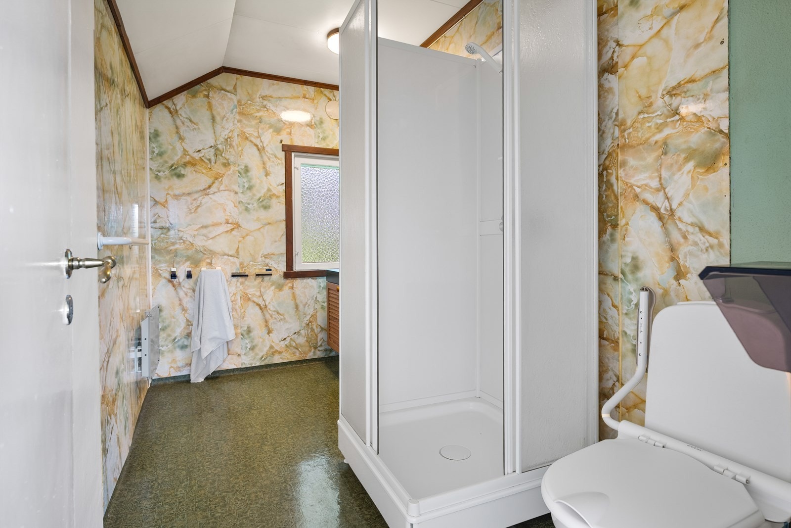 Badet i andre etasje har dusjløsning. Det er behov for rehabilitering. Galleribilde