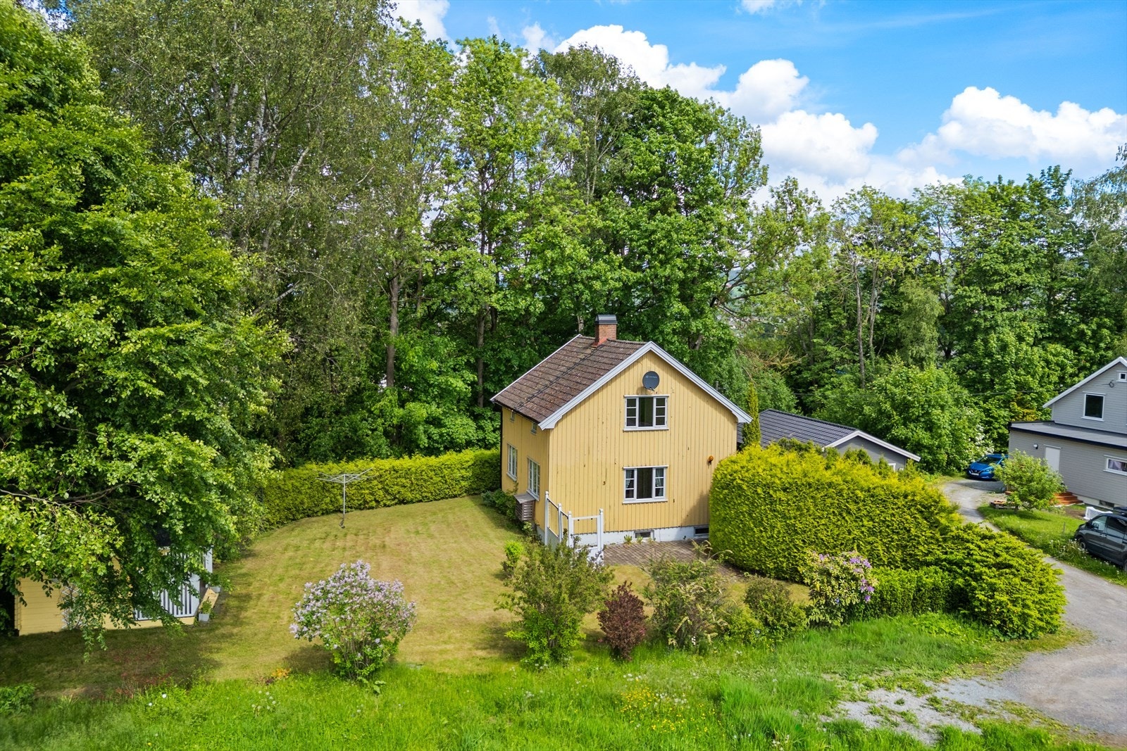 Enebolig fra 1947 med stående bordkledning. De fleste vinduene ble skiftet i 2023. Galleribilde
