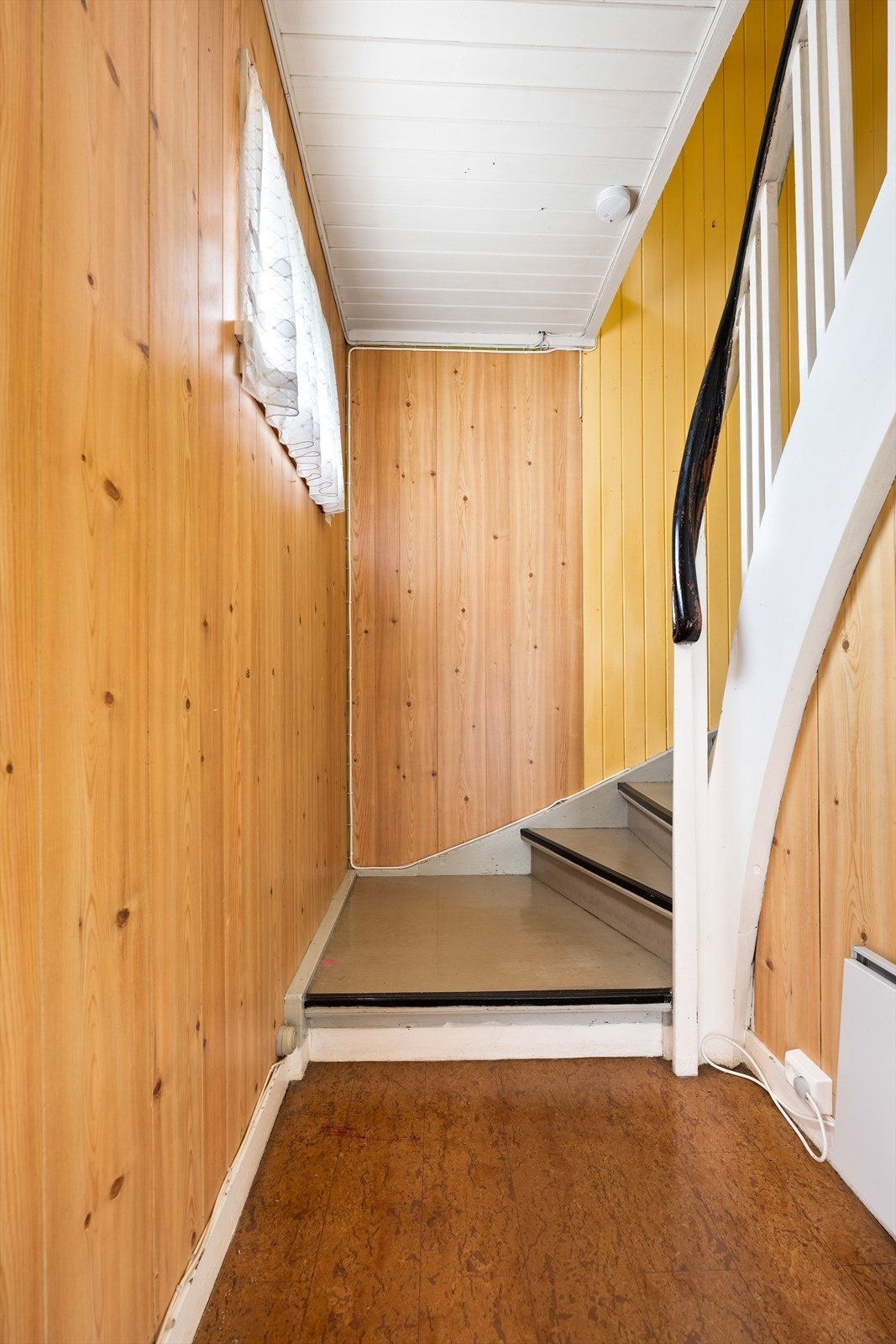 Den malte tretrappen forbinder første og andre etasje. Galleribilde