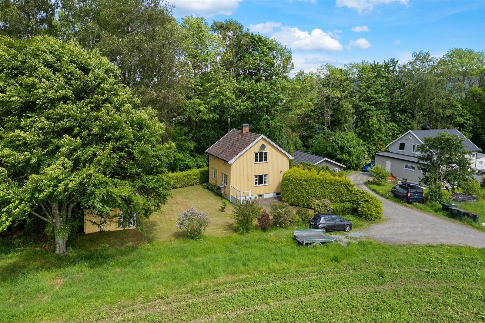 Stor og usjenert hage som grenser mot åpne jorder. Galleribilde