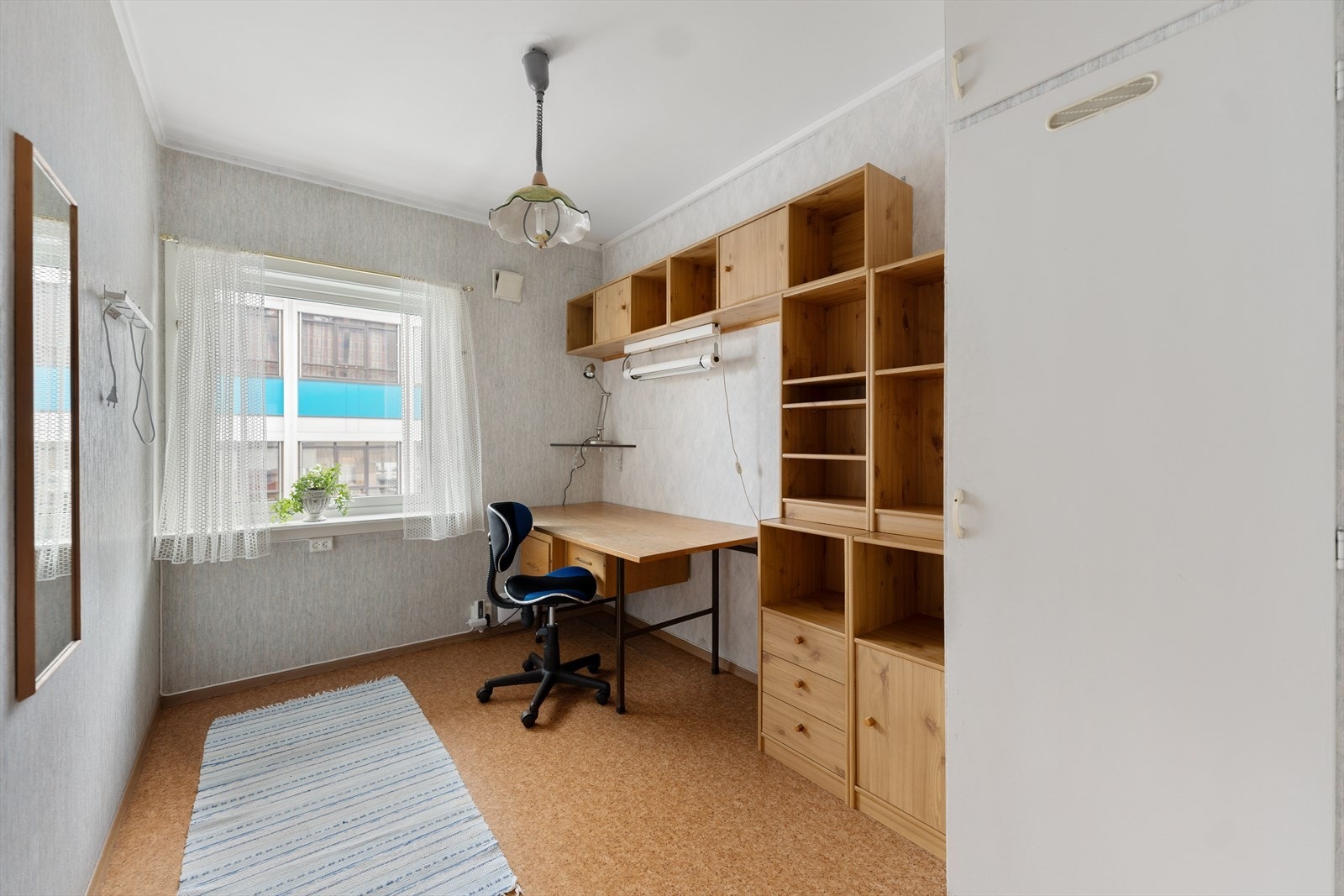 Soverom 1- Praktisk soverom med plassbygd garderobeskap og fleksible møbleringsmuligheter Galleribilde