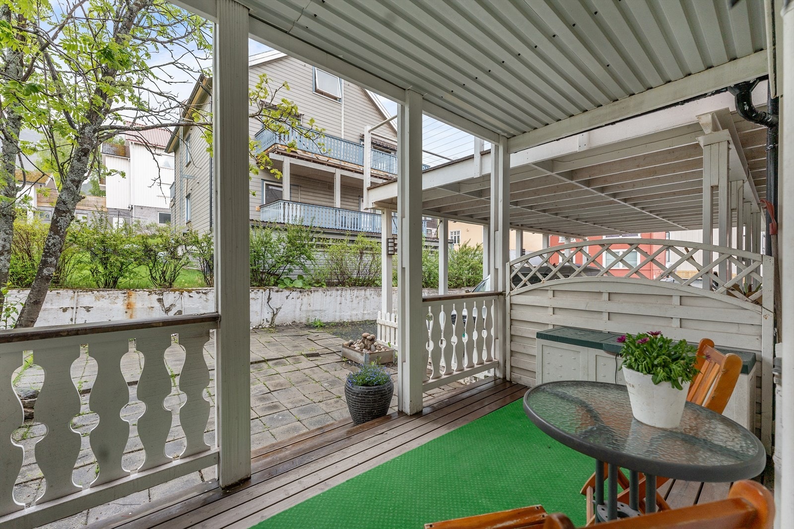 Hyggelig uteplass på bakkeplan med overbygd terrasse og direkte adkomst fra boligen. Galleribilde