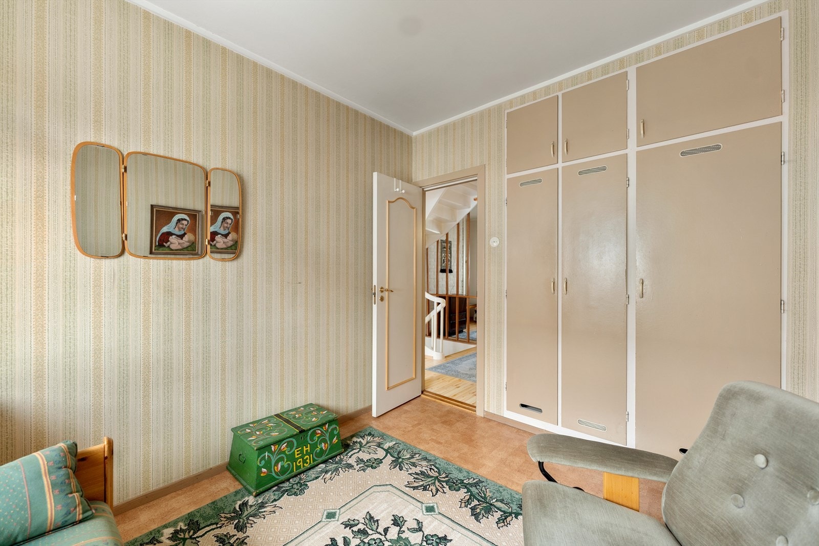 Soverommet inneholder plassbygd garderobeskap. Galleribilde