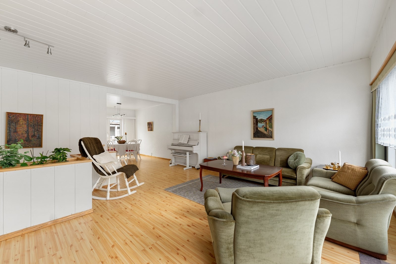 Stuen har god plass for møblering i flere soner Galleribilde