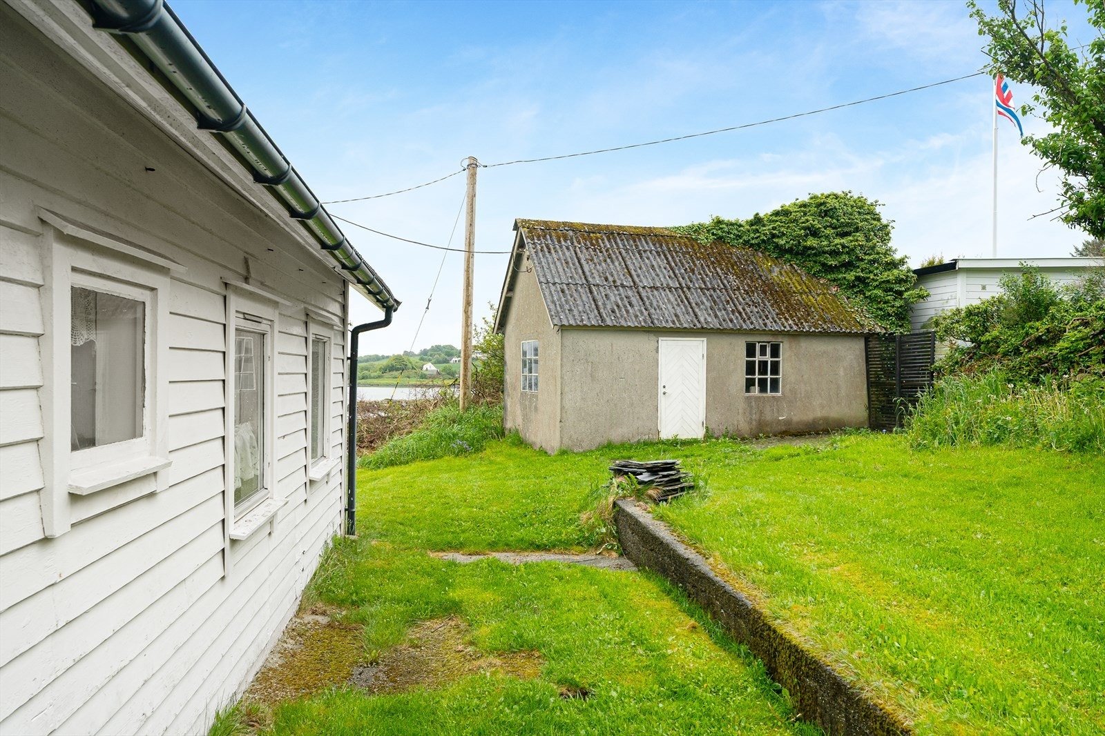 Uthus/vaskehus med gode oppbevaringsmuligheter. Galleribilde