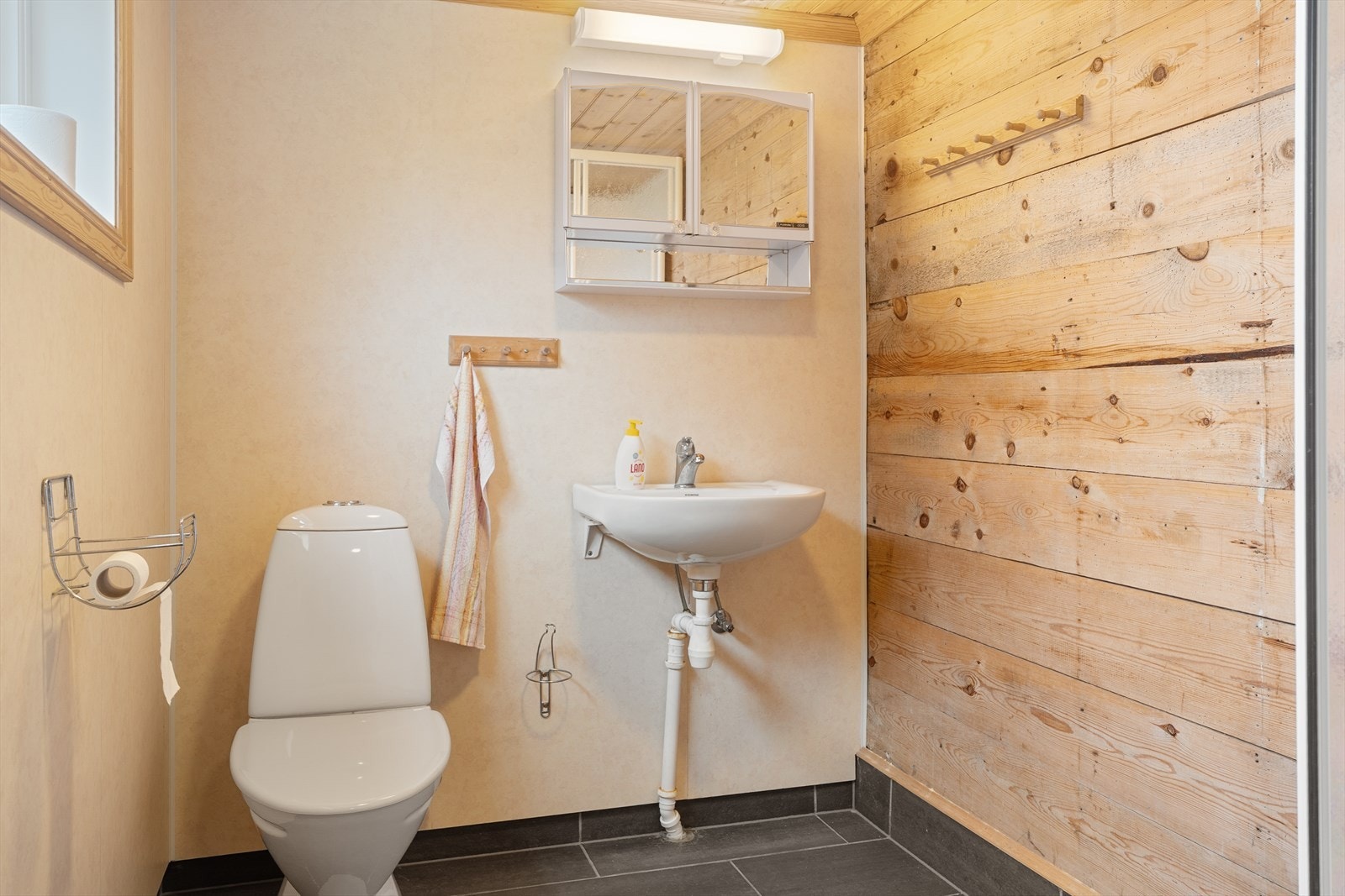 Badet er modernisert i 2003 og har flislagt gulv Galleribilde