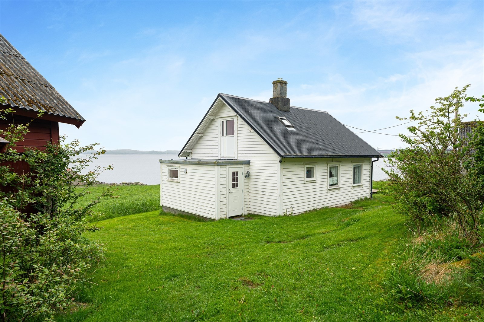Eiendommen er innholdsrik med enebolig, garasje/carport, uthus og naust Galleribilde