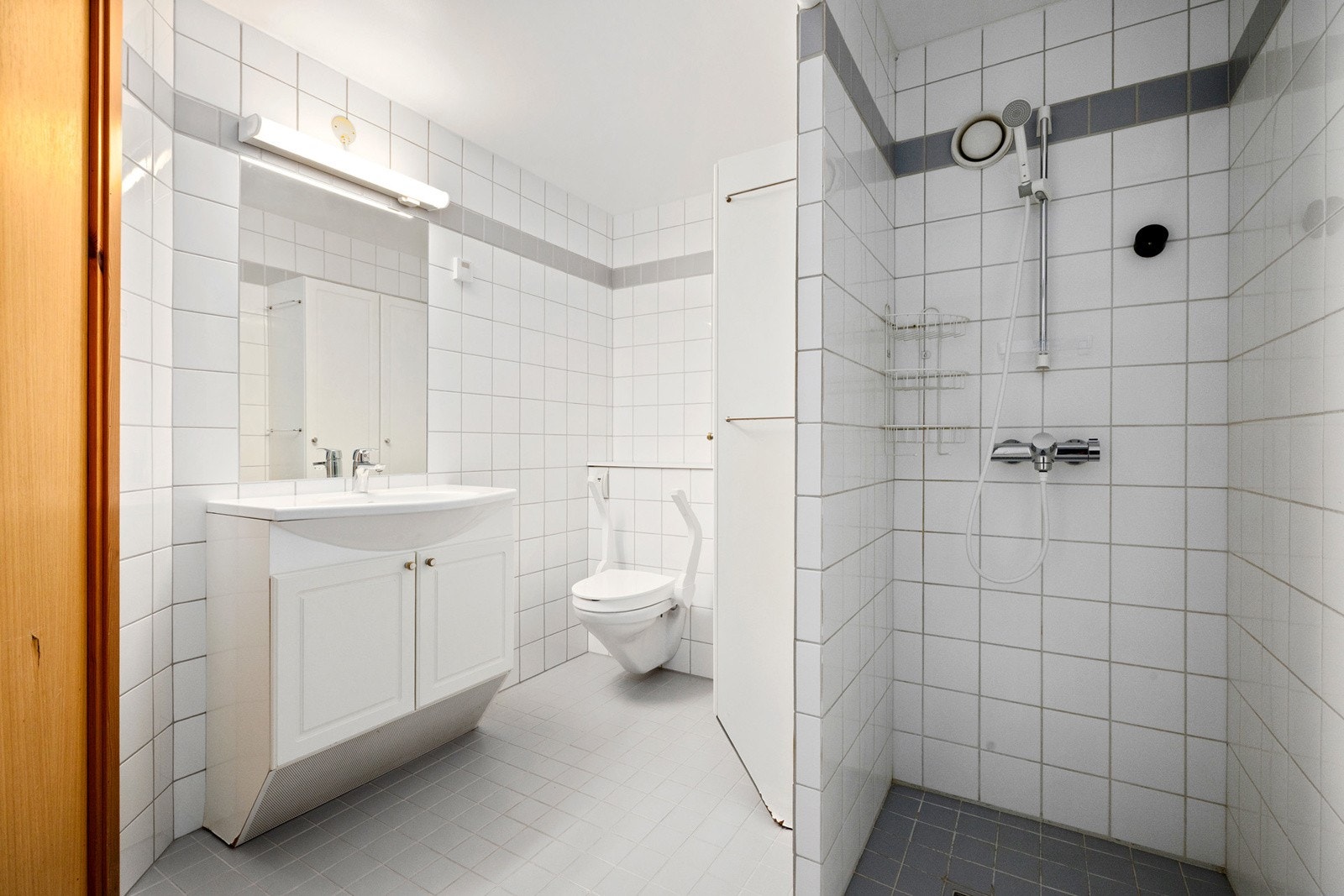 Romslig bad/wc med opplegg for vaskemaskin. Galleribilde