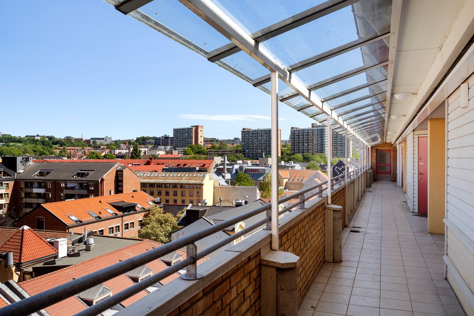 Adkomst til leiligheten via heis eller trapper og via svalgang ved inngangspartiet. Galleribilde