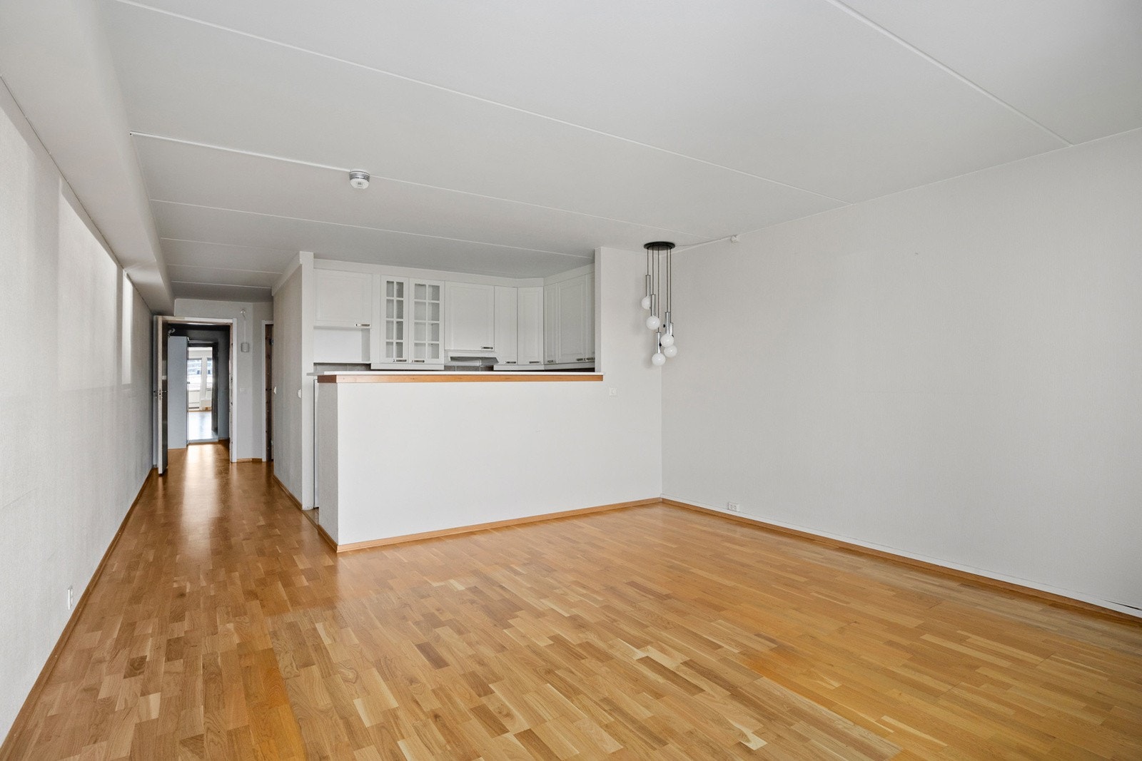Åpen stue/kjøkkenløsning med "barløsning". Galleribilde
