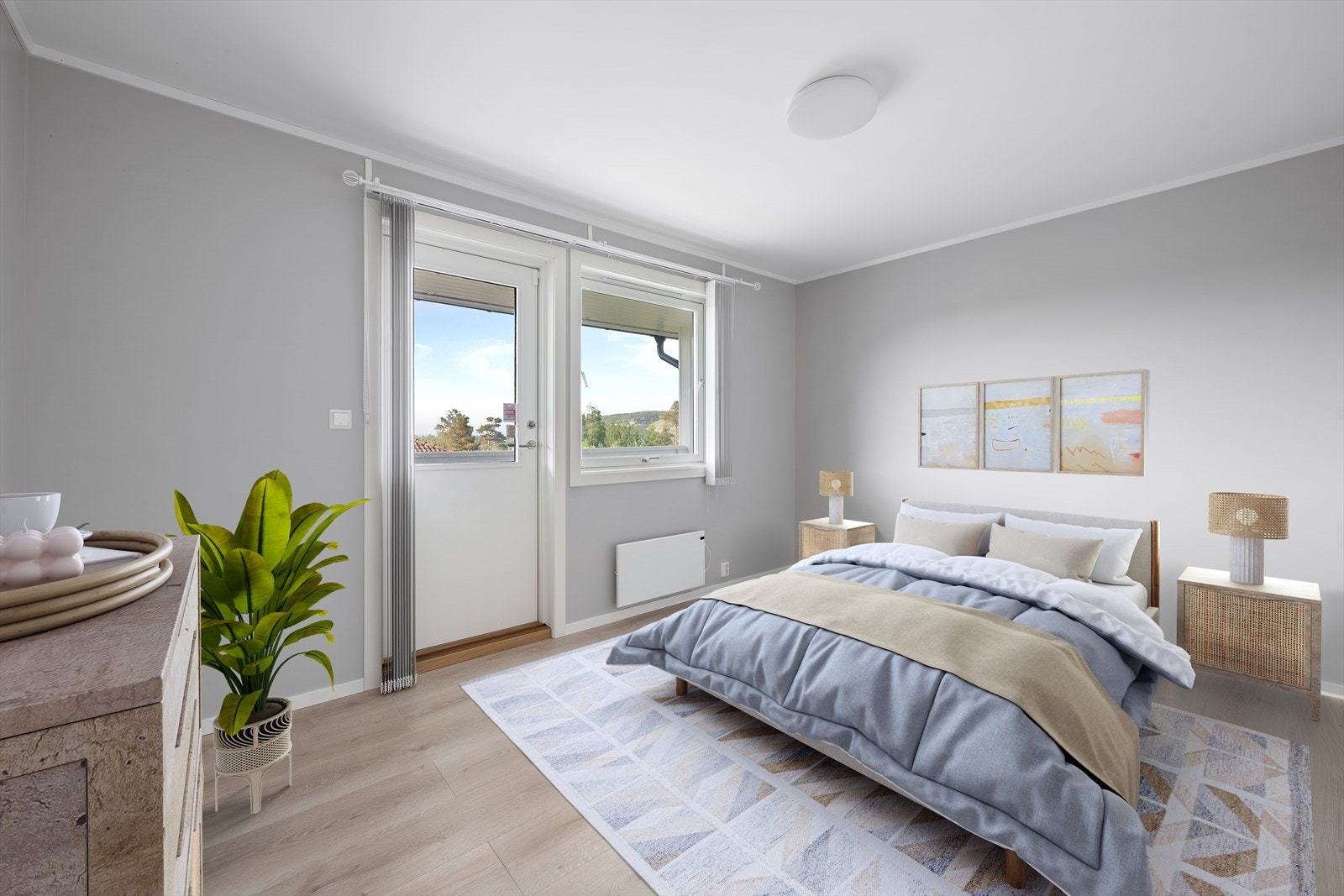 Boligen har tre soverom i 1. etasje, alle med en lys og trivelig fremtoning. Rommene oppleves som praktiske og fleksible, med gode møbleringsmuligheter. Hovedsoverommet har også utgang til egen luftebalkong (Digitalt stylet bilde) Galleribilde