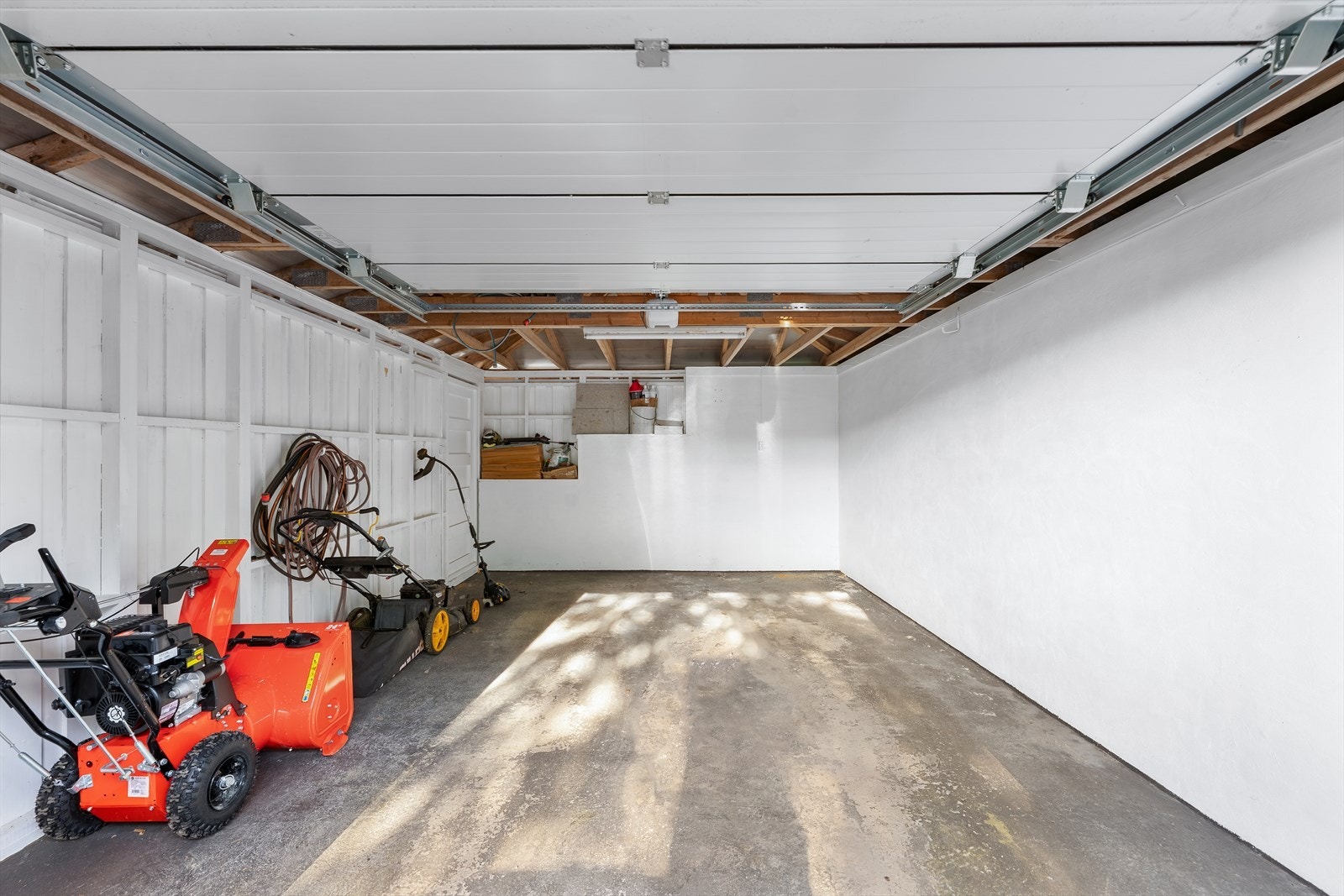 Garasjen er på ca. 24 kvadratmeter og har elektrisk portåpner Galleribilde