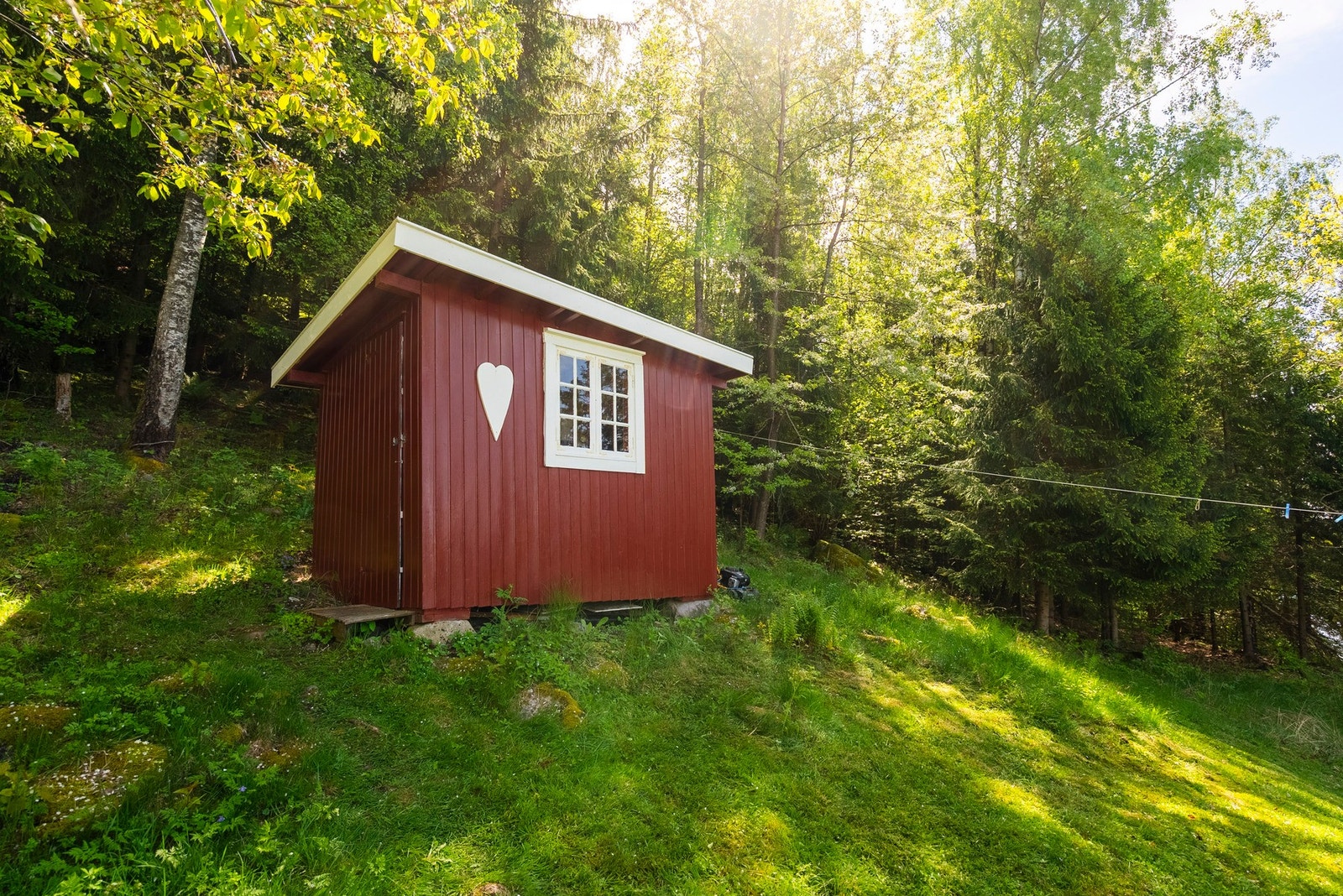 Litt i bakkant av hytta finner du utedo og bod Galleribilde
