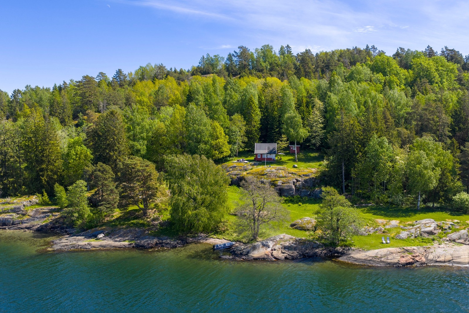 Tomten er på 1250 m² og gir godt spillerom for utforskning og utfoldelse i flotte omgivelser Galleribilde