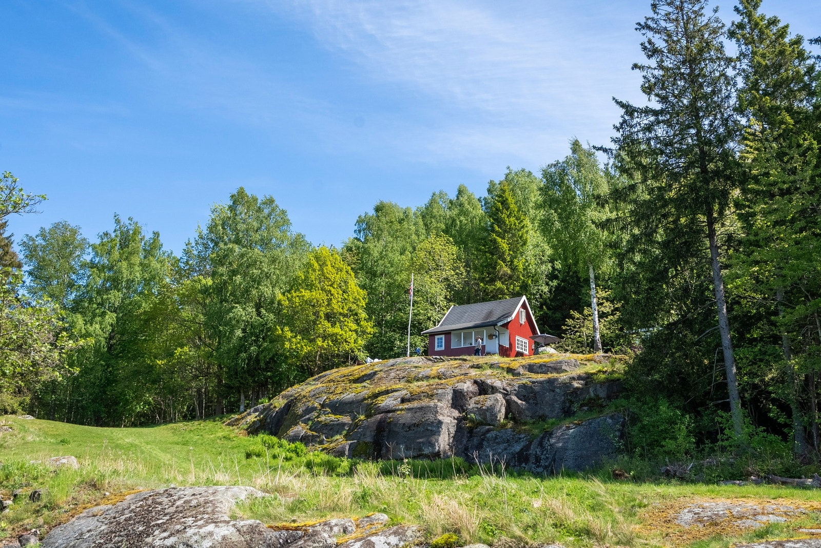 Høy beliggenhet i terrenget gir god oversikt og flott utsikt over omgivelsene Galleribilde