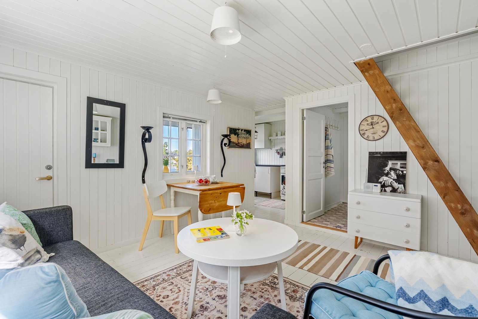 Her har du gammel og rustikk sjarm med tregulv og malt panel som gir en lun og autentisk stemning Galleribilde