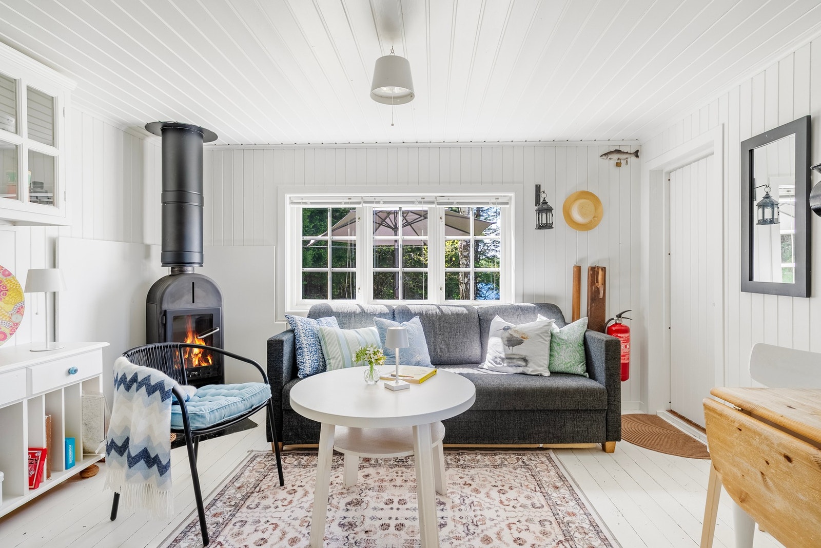 Lite og intimt rom med koselig vedovn som gir varme og hygge på kalde dager Galleribilde