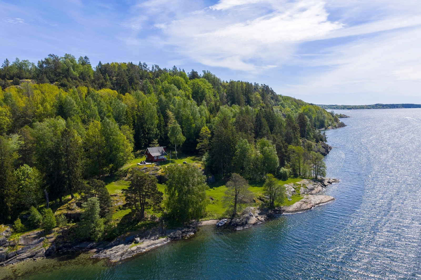En beliggenhet for avslappende feriedager, med bading, båtliv, fisking, soling, grilling Galleribilde