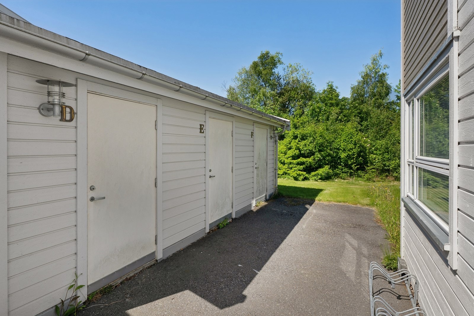 Leiligheten disponerer en ekstern bod på ca. 5,1 m², praktisk plassert i bygningens første etasje. Galleribilde