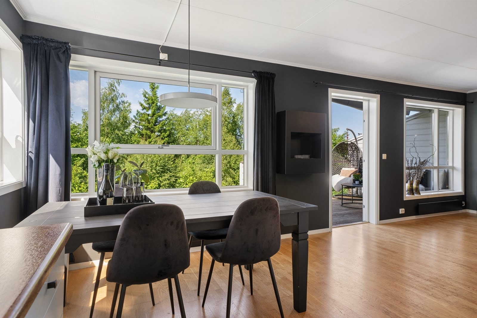 Som hjørneleilighet nyter stuen godt med naturlig lys fra flere himmelretninger, noe som gir rommet en lys, luftig og behagelig atmosfære. Galleribilde