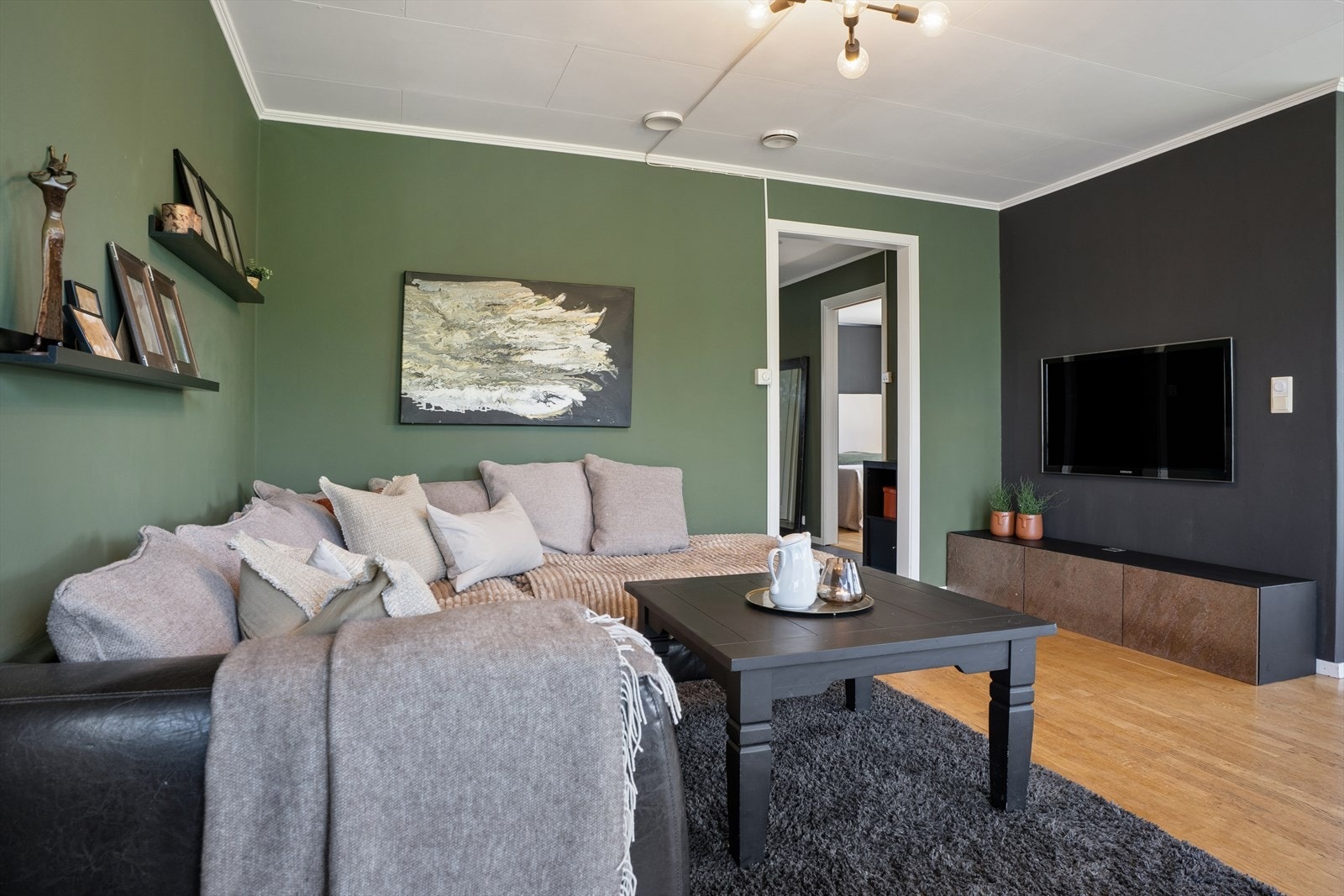 Stuen har god plass til en romslig sofagruppe. Boligen er utstyrt med balansert ventilasjon for et sunt inneklima. Galleribilde
