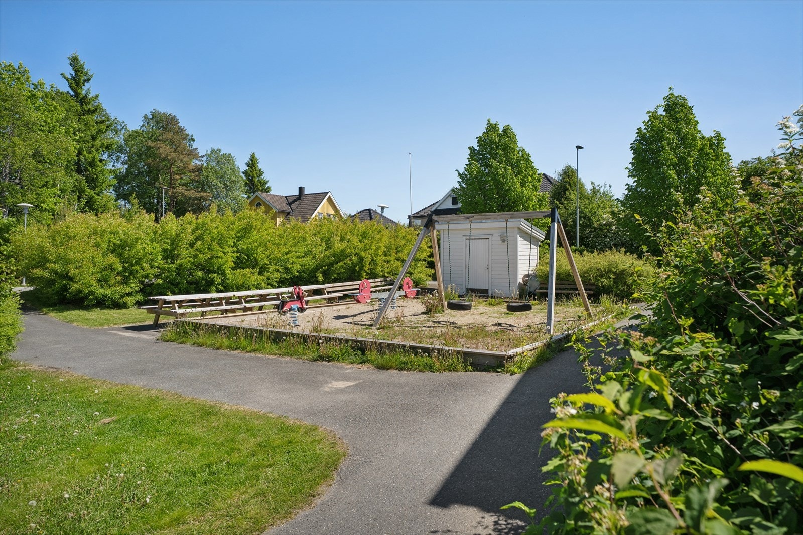 I nærområdet finnes både lekeplass og ballplass, kun få minutters gange fra boligen. Dette gir gode muligheter for lek, aktivitet og sosiale møteplasser for både barn og unge, og bidrar til et trivelig og familievennlig bomiljø. Galleribilde
