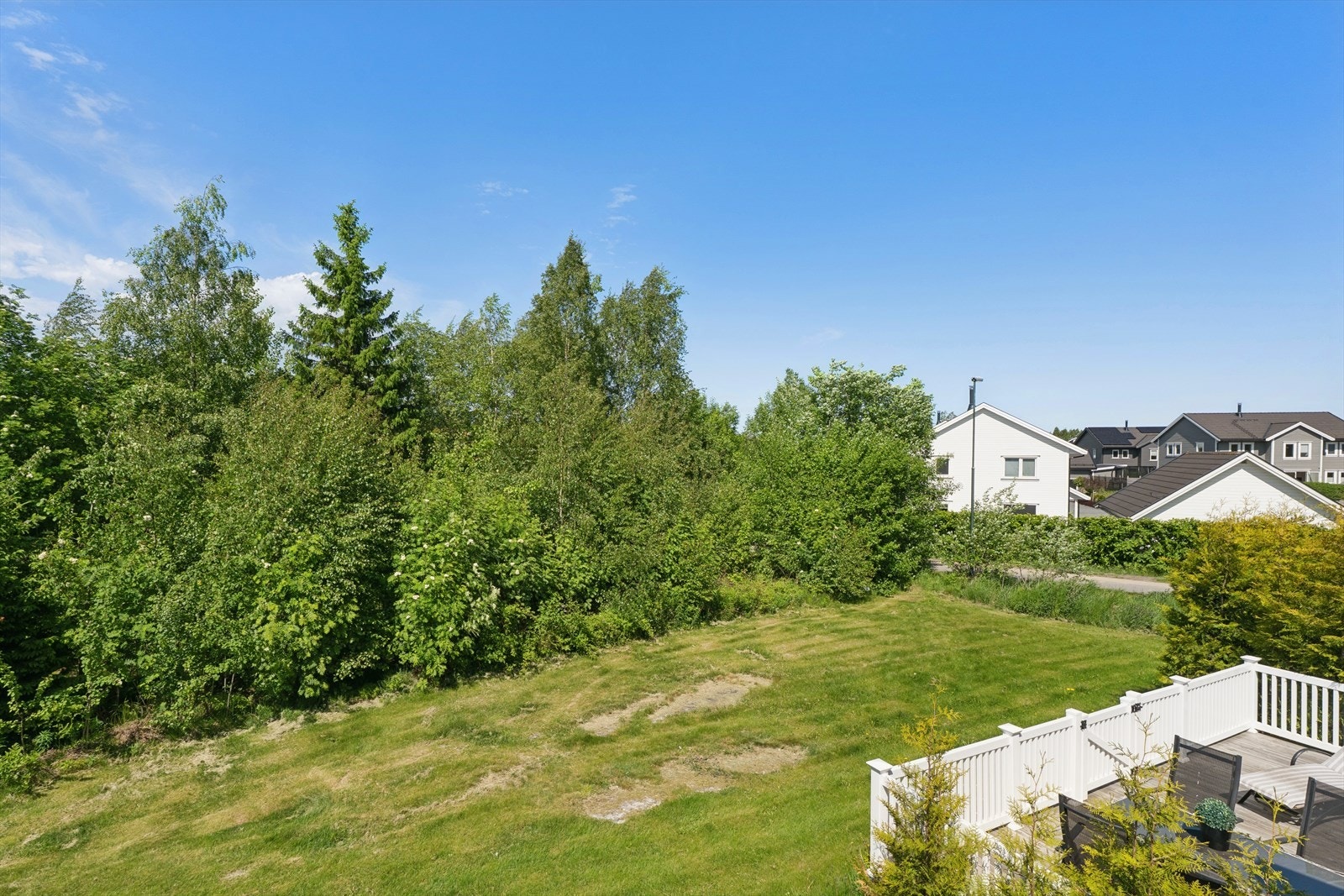Leiligheten ligger sentralt plassert på Pepperstad i Vestby, i et veletablert og barnevennlig nabolag. Beliggenheten gir en ideell balanse mellom naturskjønn ro og enkel tilgang til hverdagens nødvendigheter. Galleribilde