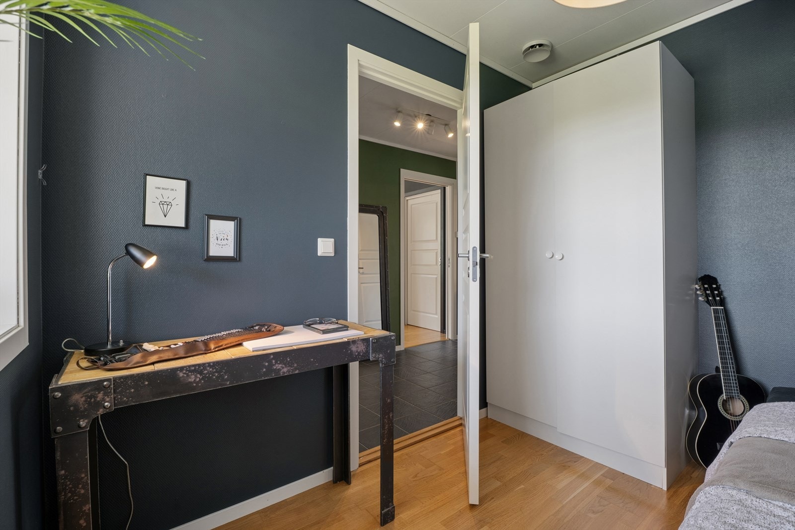 Rommet har plass til både seng, garderobeskap og en arbeidsplass. Galleribilde