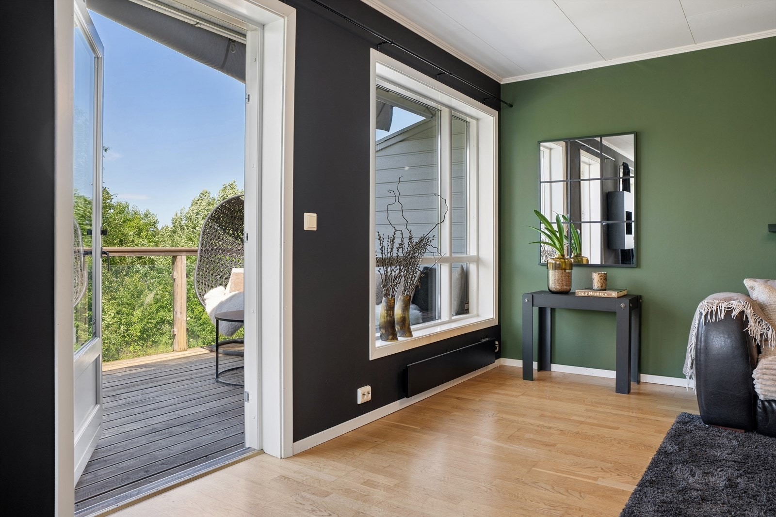 Balkongdøren og vinduene med 2-lags glass gir godt lysinnslipp og bidrar til en lys og åpen romfølelse i stuen gjennom store deler av dagen. Galleribilde