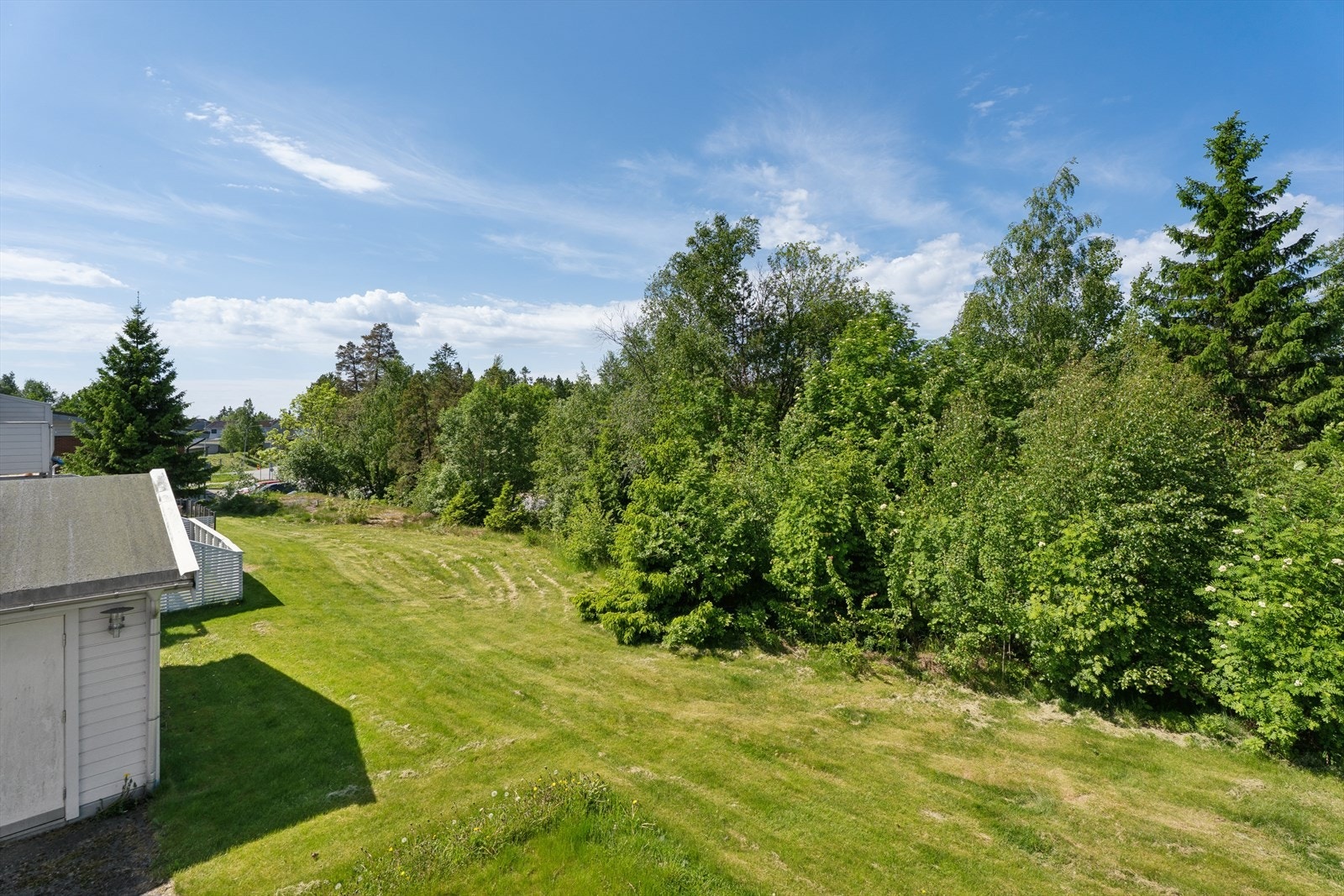 Eiendommen ligger i nærheten av marka med flotte turstier som egner seg for både gåturer, løpeturer og friluftsliv året rundt. I tillegg er det kort vei til populære badeplasser som Emmerstad og Hvitstenstranda, hvor du kan nyte fine dager ved sjøen. Galleribilde