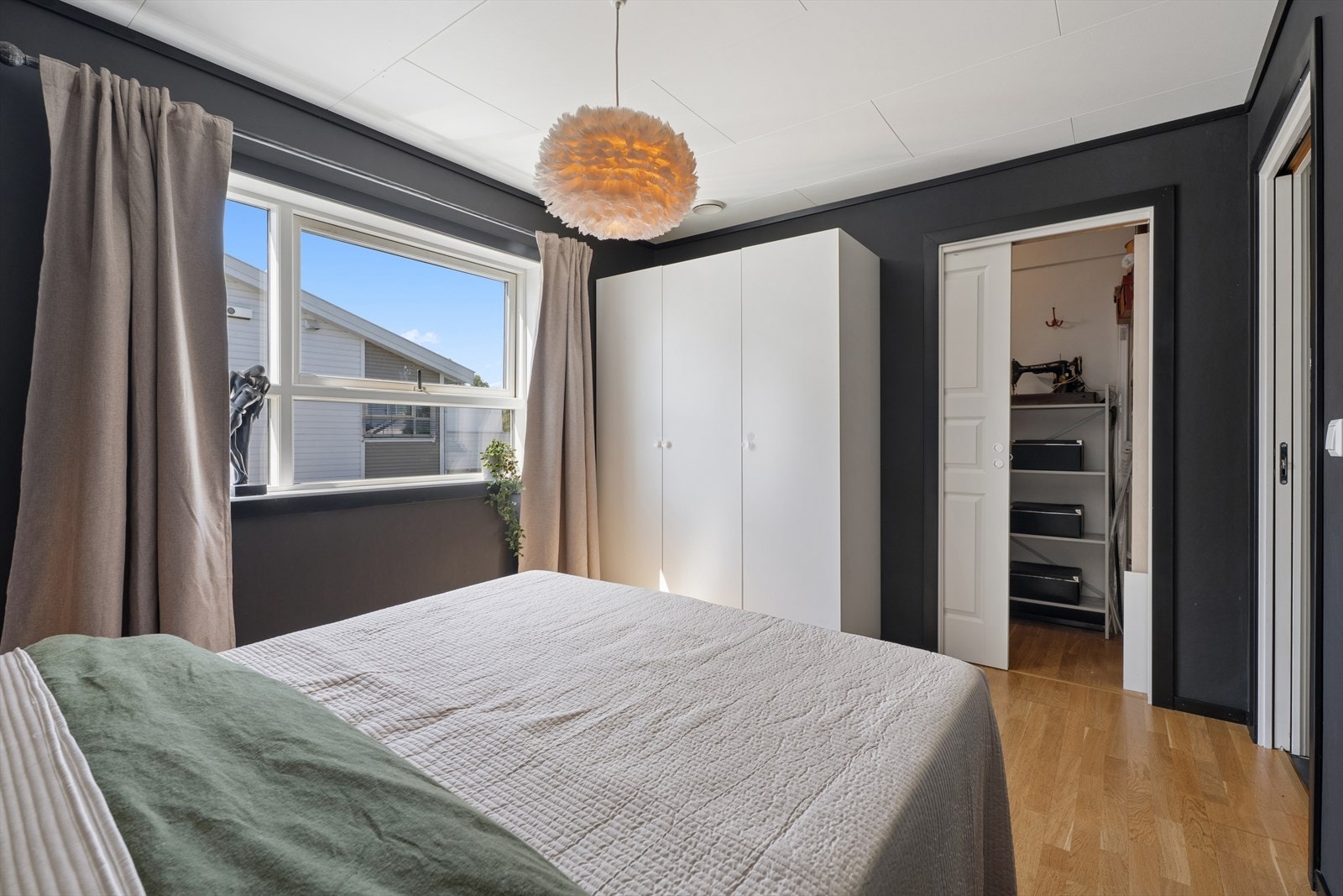 Hovedsoverommet har god plass til dobbeltseng og garderobeløsning, med direkte adkomst til en innvendig bod. Galleribilde