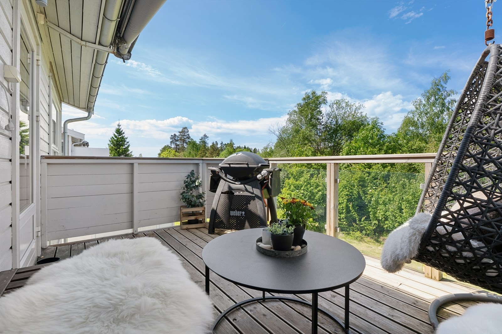 Balkongen er oppført med impregnert bjelkelag og terrassebord, og har et stilrent glassrekkverk i front som gir gode lys- og utsiktsforhold. Galleribilde